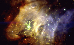 Bilden visar ett område i Vintergatan på ett avstånd av cirka 5000 ljusår, där stjärnorna som nyligen bildats i moln av gas och stoft fortfarande är skymda. Den diffusa strålningen består bland annat av spritt stjärnljus som sprids av stoftet och gasen i området. Foto: ESO