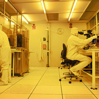 I renrumslaboratoriet arbetar forskare med nanostrukturer.