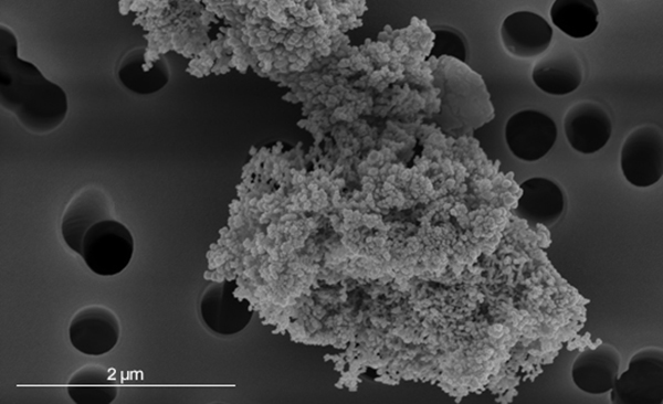 Ett ”nano-superagglomerat”. De nanopartiklar som samlades in från arbetsplatsluften var betydligt större än de som tillverkades i det slutna systemet.