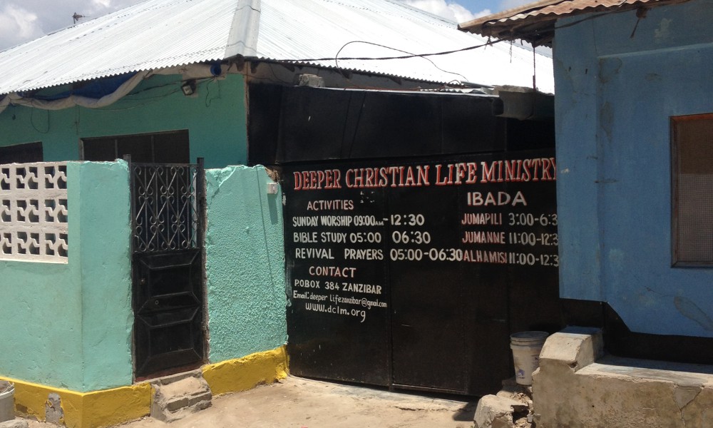 Kristendomen i Afrika växer småskaligt och utanför de stora kyrkotraditionerna. Deeper Christian Life Ministry i Zanzibar stad, är en Pentakostal kyrka belägen nära den lokala befolkningen i ett bostadshus med ett fåtal medlemmar.