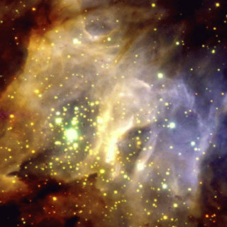 Bilden visar ett område i Vintergatan på ett avstånd av cirka 5000 ljusår, där stjärnorna som nyligen bildats i moln av gas och stoft fortfarande är skymda. Den diffusa strålningen består bland annat av spritt stjärnljus som sprids av stoftet och gasen i området. Foto: ESO