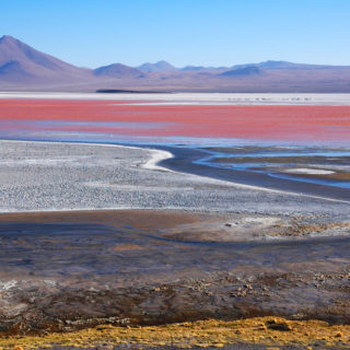 Laguna Colorada ligger på 4 278 meters höjd i Bolivia. Sjöns röda färg kommer av bakterier som innehåller röda pigment.