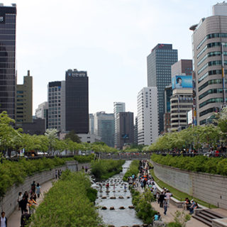 Floden Cheonggyecheon i Seoul visar hur man kan utforma grönområden i städer för att hantera översvämningar och förbättra stadslandskapet.