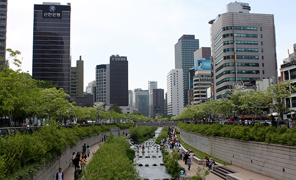Floden Cheonggyecheon i Seoul visar hur man kan utforma grönområden i städer för att hantera översvämningar och förbättra stadslandskapet.
